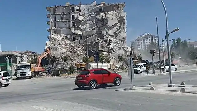 Fahri Kayahan'da toz ve tehlike: yıkım sırasında önlem yetersiz