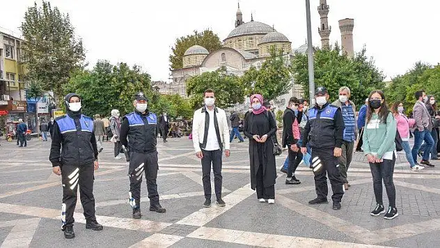 Farkındalık çalışmasında kurallara uyan vatandaşlara hediyeler dağıtıldı