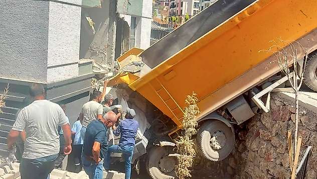 Freni boşalan hafriyat kamyonu TOKİ konutlarına çarptı: Sürücü yaralandı