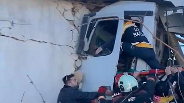 Freni Patlayan Kamyon Eve Girdi: Sürücü Yaralandı