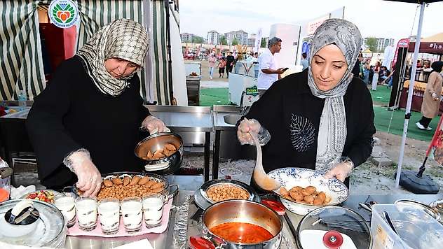 Gastronomi ve Kültür Sokağı'nda  Ev Hanımları Yemek Yarışması Heyecanı
