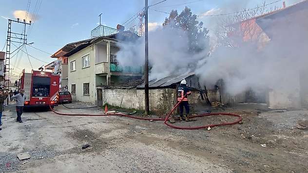 Gazi Mahallesi'nde Odunluk Yangını Paniğe Neden Oldu