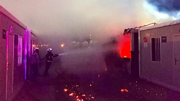 Gece Yarısı Konteyner Kentte Yangın Paniği