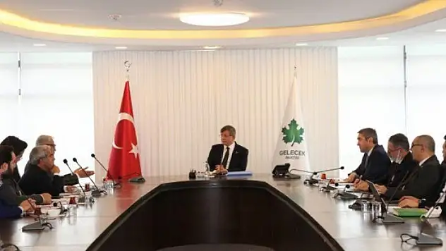 Gelecek Partisi İl Başkanlarıyla Tek Tek Görüşüyor