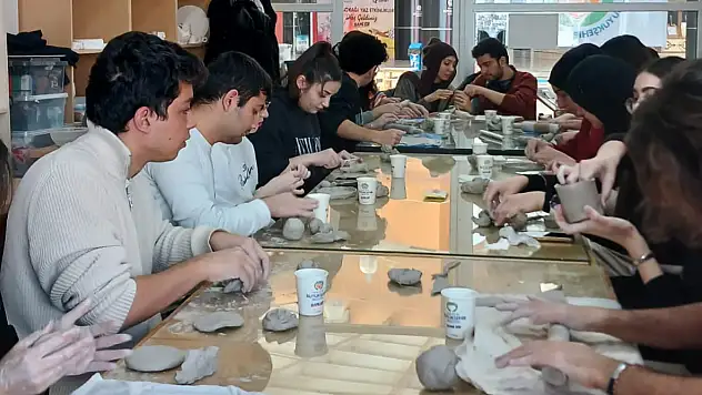 Genç Tıpçılar Büyükşehir Sanat Merkezi'nde Seramikle Buluştu