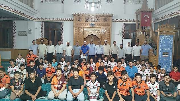 Göztepe Camii'nde Kur'an Kursu Öğrencilerine Forma Sürprizi
