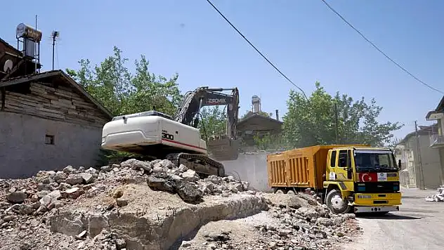 Beydağı Mahallesinde Yıkılan Yapıların Molozları Kaldırılıyor