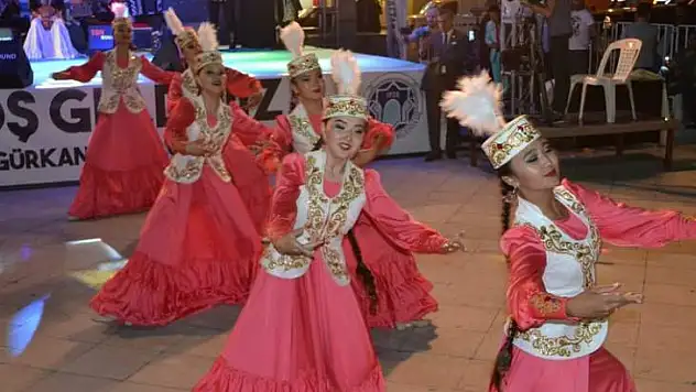 Kazakistan Ak Kuğu Kazak Dans Topluluğu'nun Gösterisi İlgi İle İzlendi