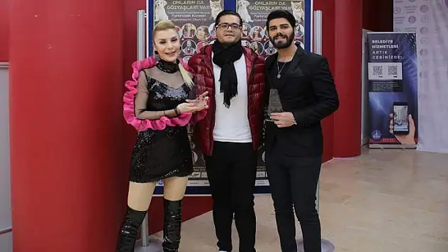 Sokak hayvanlarına destek vermek için Türkiye'ye geldi