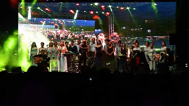 İzmir'den barış şarkıları yankılandı