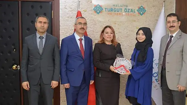 Rektör Karabulut'tan İTO'nun yarışmasında birinci olan öğrenciyle tebrik
