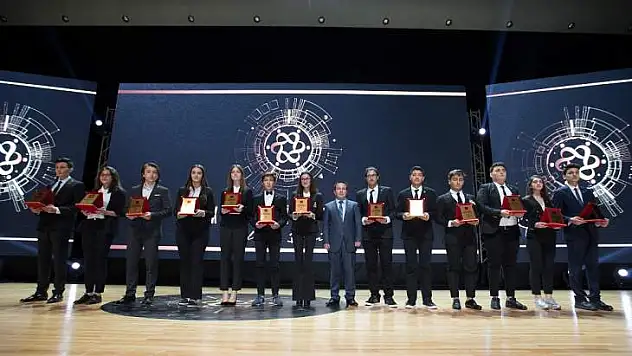 Zirvedekiler 3 bine yakın öğrenciyle Ankara'da gerçekleşti.