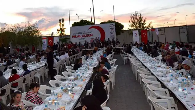 Vali Baruş Beydağı Konaklama Tesisi'nde Türk Kızılayı Hilal Olsun Türkiye İftarına Katıldı