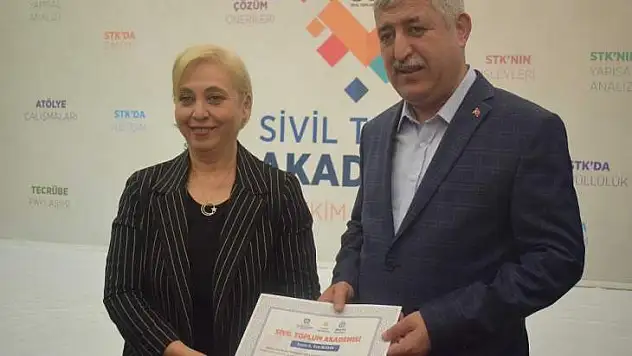 STK Akademisi Öğrencilerine Belgeleri Takdim Edildi