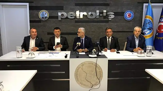 Ağbaba, 'Barolar Birliği Başkanı Elleri Kızarıncaya Kadar Yeşil Pasaportu Alkışlıyor'