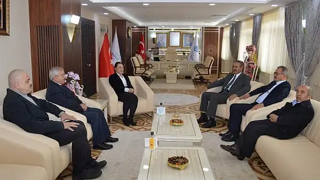 Eski milletvekili Kılıç'tan Rektör Prof. Dr. Karabulut'a ziyaret