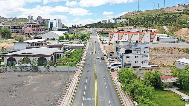 Hanbeyoğlu Caddesi'nde Modern Yol ve Kaldırım Çalışmaları Tamamlandı