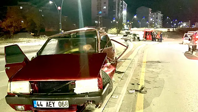 Hanımınçiftliği Mahallesi'nde İki Otomobil Çarpıştı: 3 Yaralı