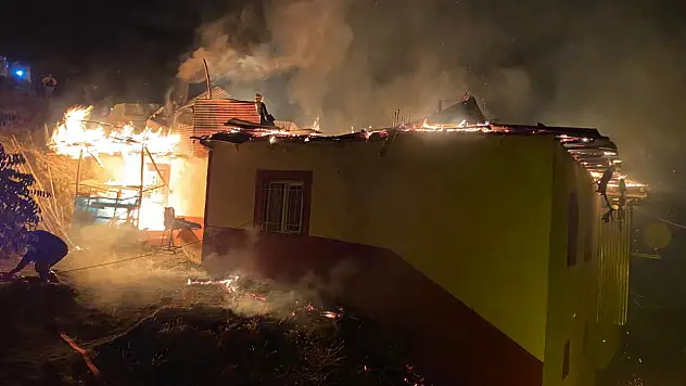 Hekimhan'da korkutan yangın: 3 ev küle döndü