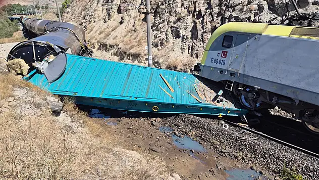 Hekimhan'da Tren Kazası: 50 Ton Mazot Sızdı
