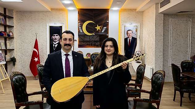 Hekimhan Kaymakamı Günlü'den Genç Öğrenciye Bağlama Hediyesi