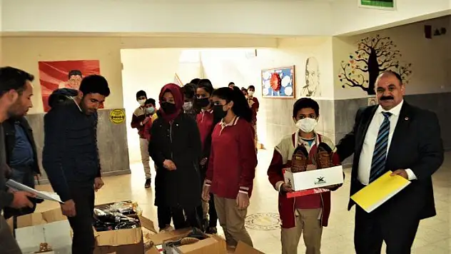 Hüsükuşağı Derneği Eğitime Desteğini Sürdürüyor