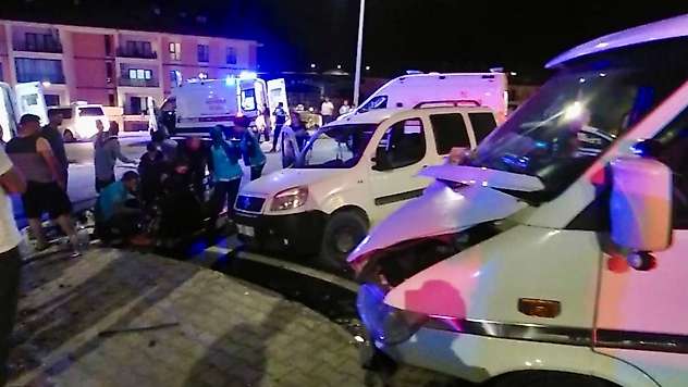 İkizce'de Çekici ile Hafif Ticari Araç Çarpıştı: 5 Yaralı