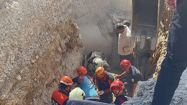 İkizce TOKİ Yol Çalışmasında Göçük: 2 İşçi Toprak Altında Kaldı