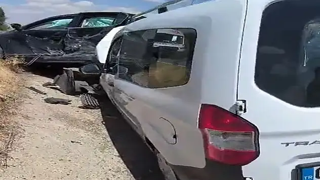 İl Sağlık Müdürünün bulunduğu araç ile başka bir araç çarpıştı: 6 yaralı
