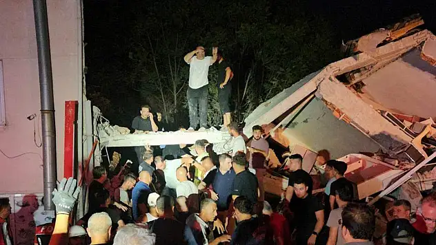 İlçede en büyüğü 4,6 olmak üzere 84 artçı sarsıntı kaydedildi.