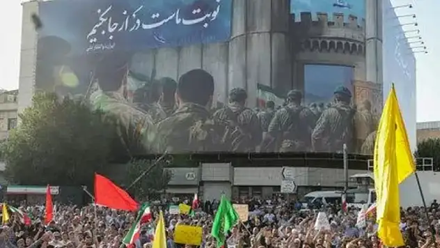 İran halkı, işgale karşı zaferi kutladı