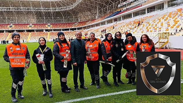 İş İnsanı Yalçın, Kadınlar Günü'nde Karanfil Dağıttı