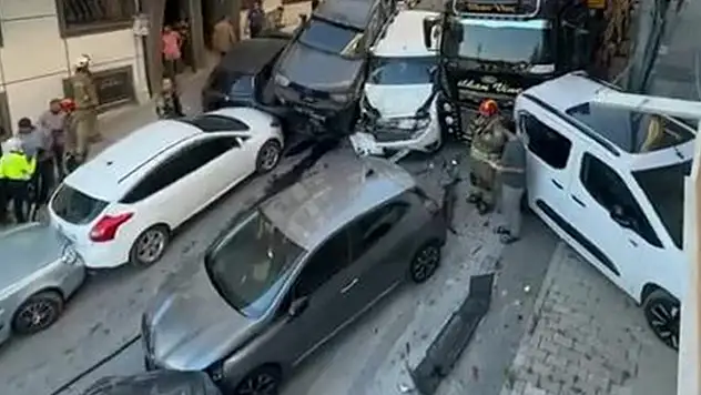 İstanbul'da kayan vinç 23 araca çarptı