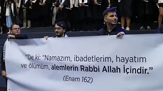 İTÜ mezuniyet töreninde açılan ayet 'laiklik' sloganlarıyla engellenmek istendi