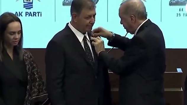 İzmir Büyükşehir Belediye Başkanı Cemil Tugay AK Parti'ye katıldı
