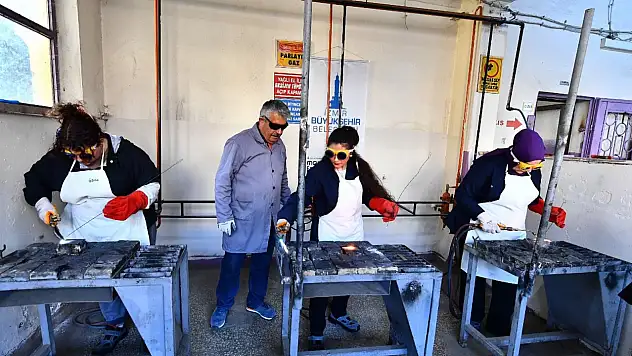 Kadın kaynakçılar iş başında