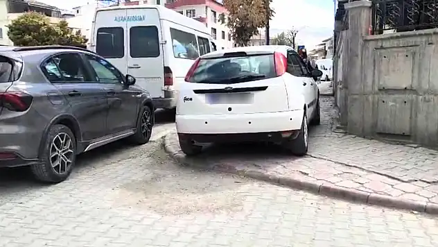 Kaldırım parkları yayaları çileden çıkarıyor