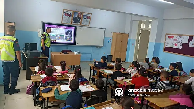 Kale'de jandarmadan öğrencilere trafik eğitimi