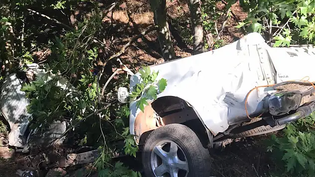 Kamyonet uçurumdan yuvarlandı: 2 ölü