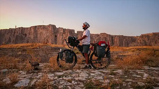 Kanserden vefat eden annesi anısına bisikletiyle dünyayı dolaşacak