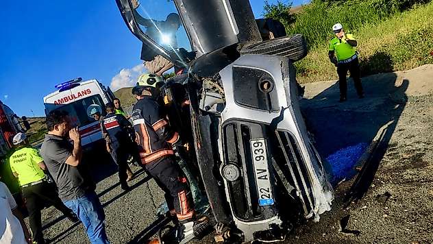 Kapıkaya'da Hafif Ticari Araç Devrildi: 2 Yaralı