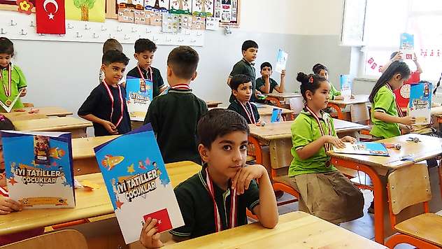 Karne heyecanı yaşayan öğrenciler tatil planlarını ve meslek hayallerini anlattı