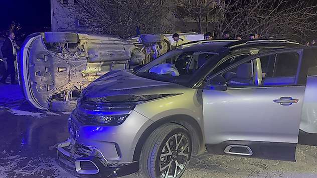 Kavşakta Can Pazarı: Kafa Kafaya Çarpışan Araçlardan Biri Devrildi!