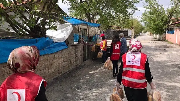 Kızılay, vatandaşlara ücretsiz ekmek dağıttı