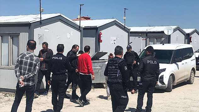 Konteyner Kentte Silahlı İhbar: Genç Uzun Uğraşlar Sonucu İkna Edildi