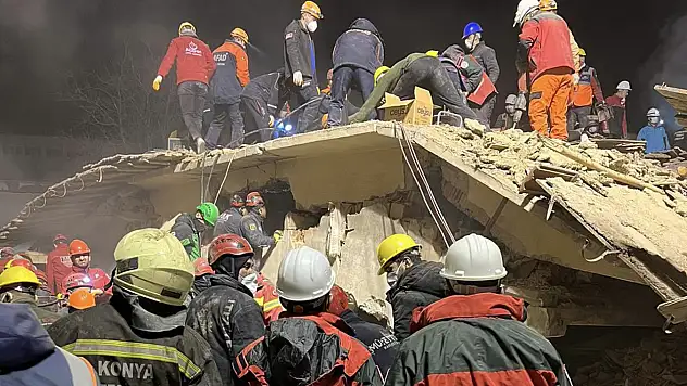 Konya'da 4 katlı bina çöktü: Üç kişi sağ kurtarıldı