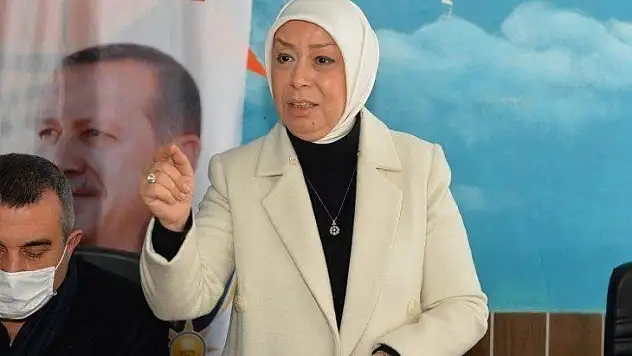 Kullandığı dil siyaset dışı, provakasyon ve nefret içeriklidir