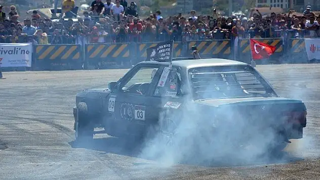 Lastik yaktıran festivalde nefes kesen şov