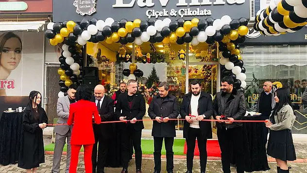 'Lavinia Çiçek ve Çikolata' Mağazası Açıldı