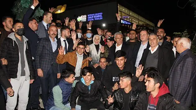 'Mahalle Bizim Gençlik Bizim' programında gençlerle bir araya geldi.